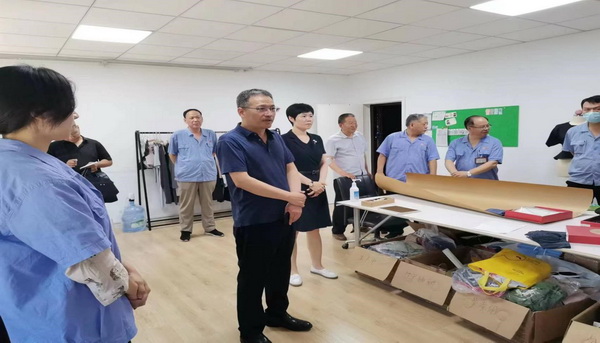 常山集團(tuán)黨委副書記、副董事長(zhǎng)、總經(jīng)理?xiàng)钊饎偟浇?jīng)編實(shí)業(yè)公司調(diào)研工作