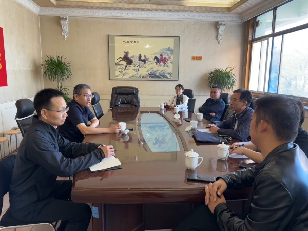 常山集團(tuán)黨委副書記、副董事長、總經(jīng)理?xiàng)钊饎偱c三和實(shí)業(yè)集團(tuán)董事長張偉厚一行進(jìn)行交流座談