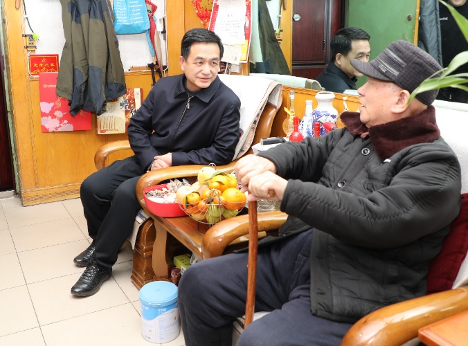 集團(tuán)領(lǐng)導(dǎo)慰問建國(guó)前老黨員