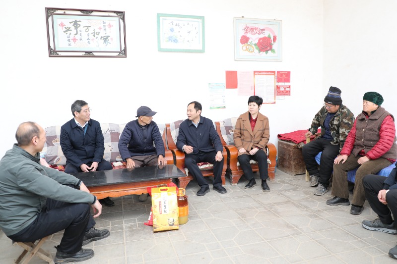 常山集團黨委書記、董事長張瑋揚率隊赴小琉璃村開展走訪慰問